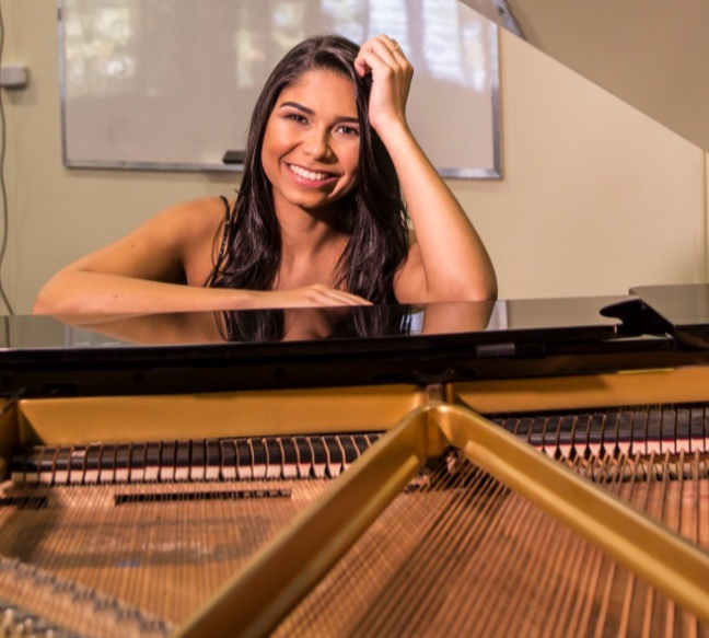 Professora Vanessa Melo (piano)